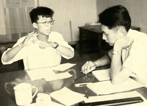 图注：1953 年吉林大学物理系举行原子物理课程学期考试，朱光亚教授正在对他的学生陈佳洱(原北京大学校长)进行口试。