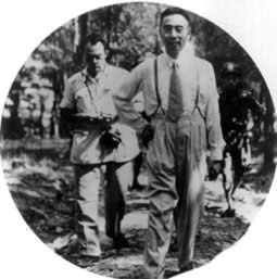 1946年8月在南京钟山东南麓与美国《纽约时报》记者李勃曼边走边谈