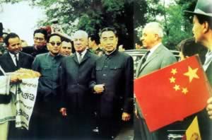 1966年6月率中国代表团访问罗马尼亚，受到部长会议主席毛雷尔（右四）的欢迎