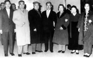 1963年6月周恩来夫妇、陈毅夫妇（左三、右一）、朴成哲夫妇合影于沈阳