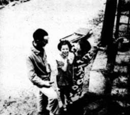 1939年，流亡中的布莱希特与妻女在一起