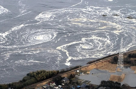 日本茨城县，日本地震引发海啸，海面出现大漩涡