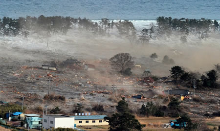 日本沿海多个城市地震海啸后一片狼藉，大片的陆地被海上倒灌