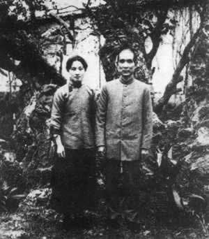 1923年2月，孙中山与夫人在广州大元帅府