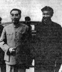 1965年，王任重在汉口王家墩机场与周恩来在一起