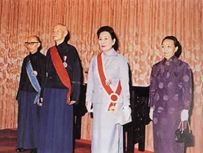 1972年第五次当选“总统”后，蒋介石夫妇和副“总统”严家淦夫妇在一起