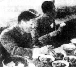 会谈中周恩来与张学良聚餐。左起：张学良、周恩来 1936年4月9日，周恩来、李克农与东北军张学良在陕北肤施举行会谈。