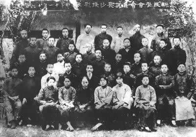 新民学会部分会员合影。二排左四是周世钊；左八是何叔衡；五排左四是毛泽东