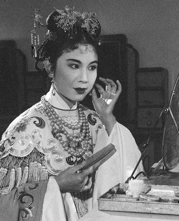 1954年9月25日，主演的《天仙配》。