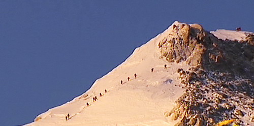 登山队向着珠峰峰顶冲击