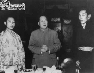 毛泽东设宴招待阿沛-阿旺晋美（右）与班禅额尔德尼·确吉坚赞（左）