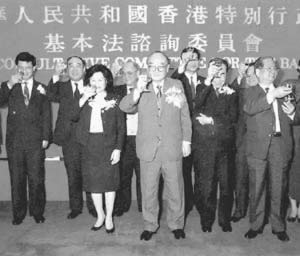 1990年4月，安子介与咨委会委员举杯共庆香港特别行政区基本法咨询委员会完成历史使命。