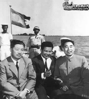 1956年周恩来访问柬埔寨。西哈努克亲王（中）与周恩来、贺龙在游艇上